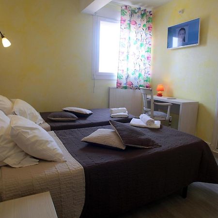 Hotel De La Plage 2 Etoiles Valras-Plage Szoba fotó